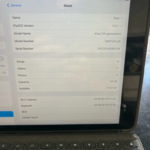 7th Gen iPad Bundle with keyboard and pencil - Picture 8 of 10